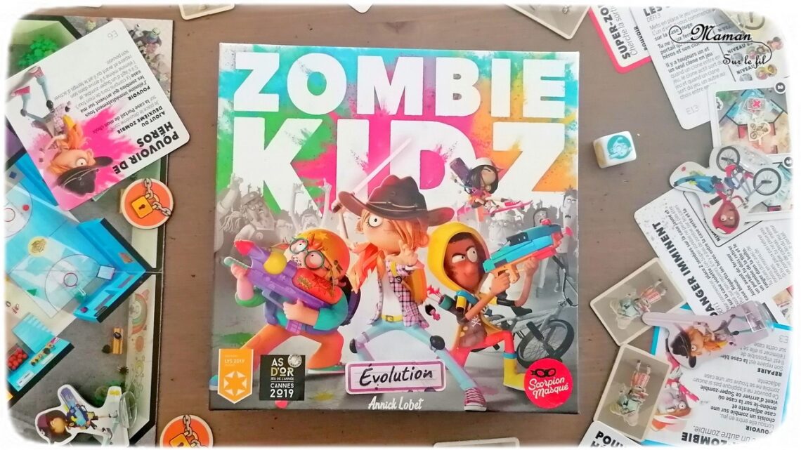 Jeu de société enfants et adultes - Zombie Kidz Evolution chez Scorpion Masqué - Jeu de plateau aux règles évolutives et aux missions et défis à relever et remplir - Thème Ecole Monstres et Halloween - Enveloppes mystères pour plein de surprises et des règles évolutives qui s'enrichissent au fil des parties - 7 ans et plus - Test et avis - mslf