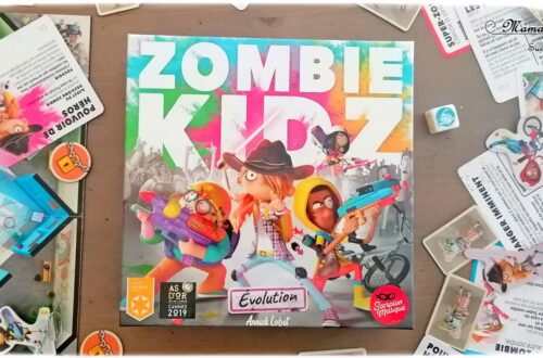 Jeu de société enfants et adultes - Zombie Kidz Evolution chez Scorpion Masqué - Jeu de plateau aux règles évolutives et aux missions et défis à relever et remplir - Thème Ecole Monstres et Halloween - Enveloppes mystères pour plein de surprises et des règles évolutives qui s'enrichissent au fil des parties - 7 ans et plus - Test et avis - mslf