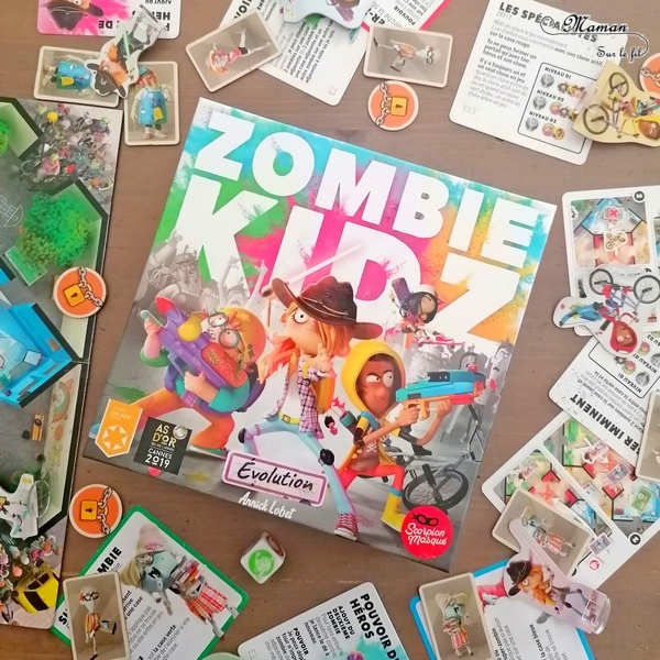 Jeu de société enfants et adultes - Zombie Kidz Evolution chez Scorpion Masqué - Jeu de plateau aux règles évolutives et aux missions et défis à relever et remplir - Thème Ecole Monstres et Halloween - Enveloppes mystères pour plein de surprises et des règles évolutives qui s'enrichissent au fil des parties - 7 ans et plus - Test et avis - mslf