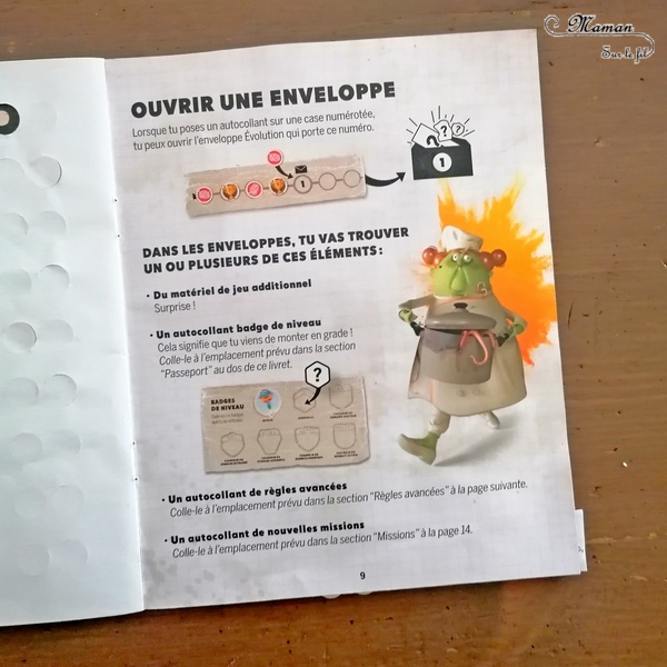 Jeu de société enfants et adultes - Zombie Kidz Evolution chez Scorpion Masqué - Jeu de plateau aux règles évolutives et aux missions et défis à relever et remplir - Thème Ecole Monstres et Halloween - Enveloppes mystères pour plein de surprises et des règles évolutives qui s'enrichissent au fil des parties - 7 ans et plus - Test et avis - mslf