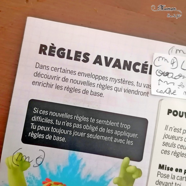 Jeu de société enfants et adultes - Zombie Kidz Evolution chez Scorpion Masqué - Jeu de plateau aux règles évolutives et aux missions et défis à relever et remplir - Thème Ecole Monstres et Halloween - Enveloppes mystères pour plein de surprises et des règles évolutives qui s'enrichissent au fil des parties - 7 ans et plus - Test et avis - mslf