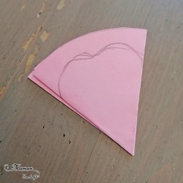 Abécédaire créatif - V comme Vase, Vache et Voiture - activité manuelle et créative enfants - Découpage et collage de papier pour faire de jolies fleurs colorées dans un vase (volume et printemps) - Utiliser les chutes de papier pour créer tâches de la vache - Peinture ludique avec une petite voiture - apprentissage lettres alphabet - maternelle - Alphabets lettres creuses gratuit - créative - Projet Maternelle Cycle 1 - mslf