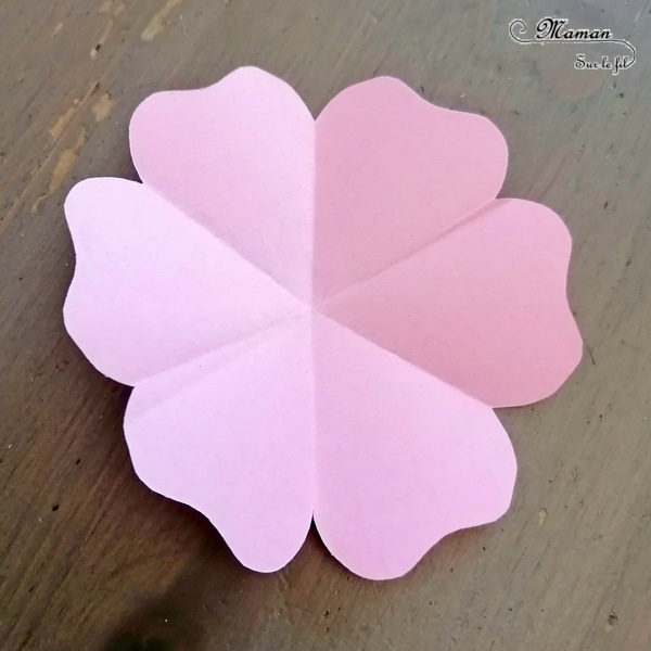 Abécédaire créatif - V comme Vase, Vache et Voiture - activité manuelle et créative enfants - Découpage et collage de papier pour faire de jolies fleurs colorées dans un vase (volume et printemps) - Utiliser les chutes de papier pour créer tâches de la vache - Peinture ludique avec une petite voiture - apprentissage lettres alphabet - maternelle - Alphabets lettres creuses gratuit - créative - Projet Maternelle Cycle 1 - mslf