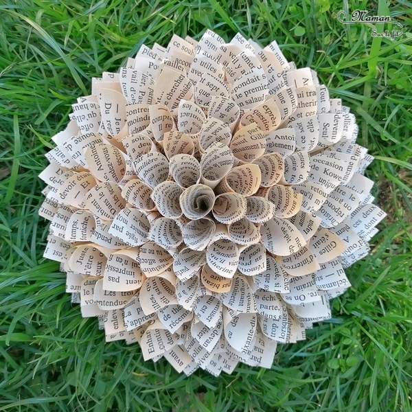 Activité manuelle et créative enfants - Fabriquer des fleurs de dahlias avec les pages d'un vieux livre jauni - Décoration fleurie - Saisons - Printemps et Fleurs - Récup' - Carton et Papier - Pages découpées, roulées, collées - Motricité fine - Récup et surcyclage - recyclage de livres abimés - Bricolage et Créativité - arts visuels Elémentaire, maternelle, Cycle 1, 2 - Nature - mslf