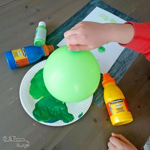 Activité manuelle et créative enfants - Peindre un champs printanier fleuri avec sa clôture en récup' - Peinture au ballon pour le fond - Peinture avec des pailles pour les fleurs - Barrière en bâtonnets de glace en bois - recyclage - Printemps, pré, herbe et Fleurs - Surcyclage - Bricolage et Créativité - arts visuels Elémentaire, maternelle, Cycle 1, 2 - Nature - mslf