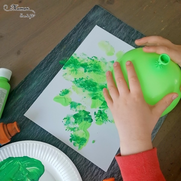 Activité manuelle et créative enfants - Peindre un champs printanier fleuri avec sa clôture en récup' - Peinture au ballon pour le fond - Peinture avec des pailles pour les fleurs - Barrière en bâtonnets de glace en bois - recyclage - Printemps, pré, herbe et Fleurs - Surcyclage - Bricolage et Créativité - arts visuels Elémentaire, maternelle, Cycle 1, 2 - Nature - mslf