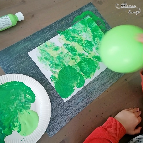 Activité manuelle et créative enfants - Peindre un champs printanier fleuri avec sa clôture en récup' - Peinture au ballon pour le fond - Peinture avec des pailles pour les fleurs - Barrière en bâtonnets de glace en bois - recyclage - Printemps, pré, herbe et Fleurs - Surcyclage - Bricolage et Créativité - arts visuels Elémentaire, maternelle, Cycle 1, 2 - Nature - mslf