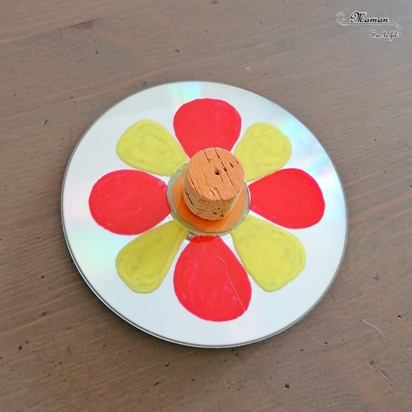 Activité manuelle et créative enfants - Fabriquer des toupies Fleurs DIY - Bricolage et jeu Fait Maison avec de la récup' - Vieux CD Bouchons en liège et billes - Printemps - Mélange des couleurs primaires - Dessin et motricité fine - Marqueurs peinture - Créativité - Maternelle - Cycle 1, 2 - Nature et Printemps - mslf