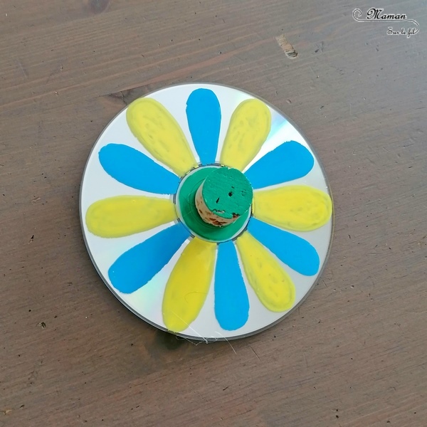 Activité manuelle et créative enfants - Fabriquer des toupies Fleurs DIY - Bricolage et jeu Fait Maison avec de la récup' - Vieux CD Bouchons en liège et billes - Printemps - Mélange des couleurs primaires - Dessin et motricité fine - Marqueurs peinture - Créativité - Maternelle - Cycle 1, 2 - Nature et Printemps - mslf