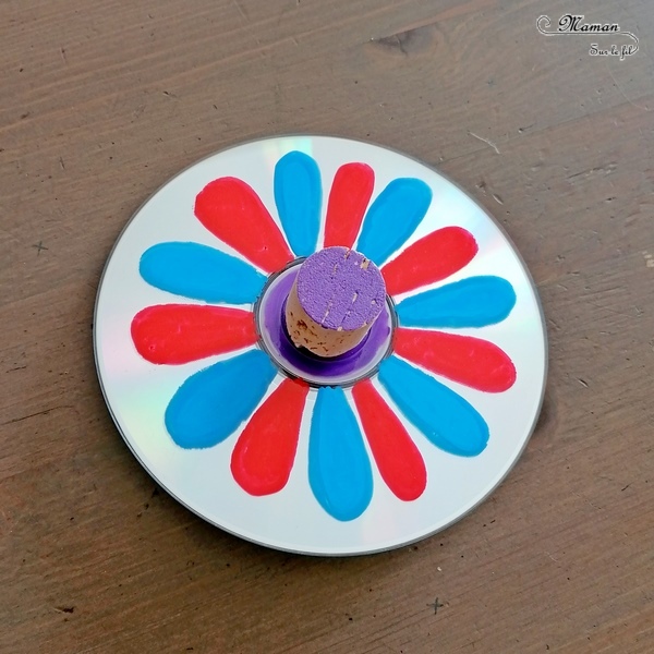 Activité manuelle et créative enfants - Fabriquer des toupies Fleurs DIY - Bricolage et jeu Fait Maison avec de la récup' - Vieux CD Bouchons en liège et billes - Printemps - Mélange des couleurs primaires - Dessin et motricité fine - Marqueurs peinture - Créativité - Maternelle - Cycle 1, 2 - Nature et Printemps - mslf