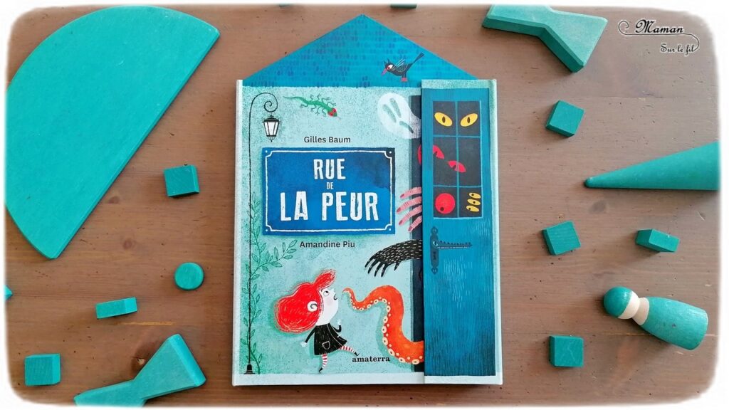 Livre enfants - Rue de la peur chez Amaterra - Gilles Baum et Amandine Piu - Livre dépliant et à rabats pour aborder et dédramatiser la peur des monstres et du noir - Apprendre à regarder derrière la façade et ne pas se fier aux apparences - Livre au format original de rue avec petites maisons - Plein de volet à ouvrir - Parfait pour halloween - Monstres, fantômes, créatures de la mythologie - Famille et grand-père - test et avis - cycles 1 et 2 - Maternelle - mslf