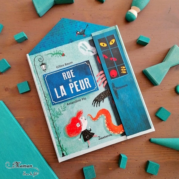 Livre enfants - Rue de la peur chez Amaterra - Gilles Baum et Amandine Piu - Livre dépliant et à rabats pour aborder et dédramatiser la peur des monstres et du noir - Apprendre à regarder derrière la façade et ne pas se fier aux apparences - Livre au format original de rue avec petites maisons - Plein de volet à ouvrir - Parfait pour halloween - Monstres, fantômes, créatures de la mythologie - Famille et grand-père - test et avis - cycles 1 et 2 - Maternelle - mslf