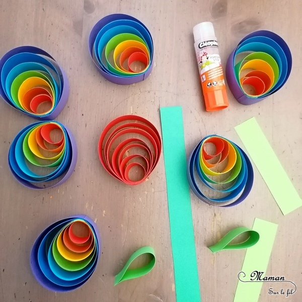 Activité manuelle et créative enfants - Fabriquer une fleur Arc-en-ciel avec des ronds de papier - Cercles et couleurs - Découpage et Collage - Initiation au quilling- Saisons - Printemps et Fleurs - Récup' - Utilisation des chutes de papier - Récup et surcyclage - Bricolage et Créativité - arts visuels Elémentaire, maternelle, Cycle 1, 2 - Nature - mslf