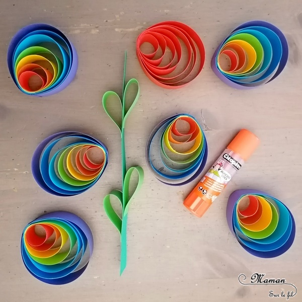 Activité manuelle et créative enfants - Fabriquer une fleur Arc-en-ciel avec des ronds de papier - Cercles et couleurs - Découpage et Collage - Initiation au quilling- Saisons - Printemps et Fleurs - Récup' - Utilisation des chutes de papier - Récup et surcyclage - Bricolage et Créativité - arts visuels Elémentaire, maternelle, Cycle 1, 2 - Nature - mslf