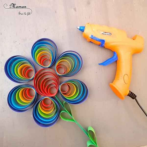 Activité manuelle et créative enfants - Fabriquer une fleur Arc-en-ciel avec des ronds de papier - Cercles et couleurs - Découpage et Collage - Initiation au quilling- Saisons - Printemps et Fleurs - Récup' - Utilisation des chutes de papier - Récup et surcyclage - Bricolage et Créativité - arts visuels Elémentaire, maternelle, Cycle 1, 2 - Nature - mslf