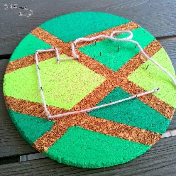 Activité créative et manuelle enfants - Grande muraille de Chine en string art sur liège - Rond de liège peint en vert de façon géométrique avec du masking tape - clous, laine et motricité fine - Monuments Asie - Créativité - Asie et Chine - Découverte d'un pays - Espace et géographie - arts visuels et atelier maternelle et Cycle 1 et 2 - mslf