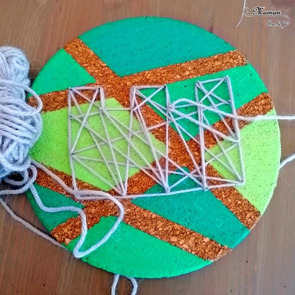 Activité créative et manuelle enfants - Grande muraille de Chine en string art sur liège - Rond de liège peint en vert de façon géométrique avec du masking tape - clous, laine et motricité fine - Monuments Asie - Créativité - Asie et Chine - Découverte d'un pays - Espace et géographie - arts visuels et atelier maternelle et Cycle 1 et 2 - mslf