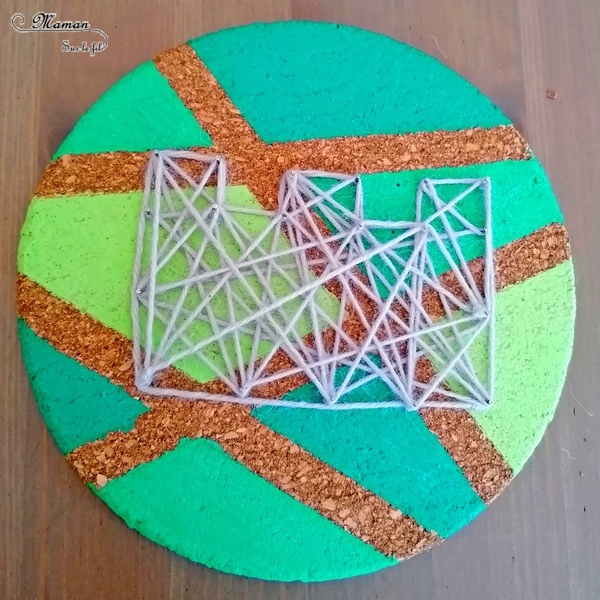 Activité créative et manuelle enfants - Grande muraille de Chine en string art sur liège - Rond de liège peint en vert de façon géométrique avec du masking tape - clous, laine et motricité fine - Monuments Asie - Créativité - Asie et Chine - Découverte d'un pays - Espace et géographie - arts visuels et atelier maternelle et Cycle 1 et 2 - mslf