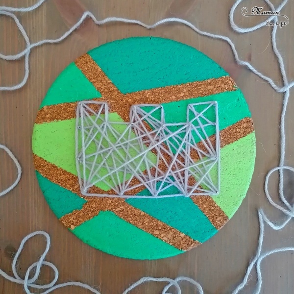 Activité créative et manuelle enfants - Grande muraille de Chine en string art sur liège - Rond de liège peint en vert de façon géométrique avec du masking tape - clous, laine et motricité fine - Monuments Asie - Créativité - Asie et Chine - Découverte d'un pays - Espace et géographie - arts visuels et atelier maternelle et Cycle 1 et 2 - mslf