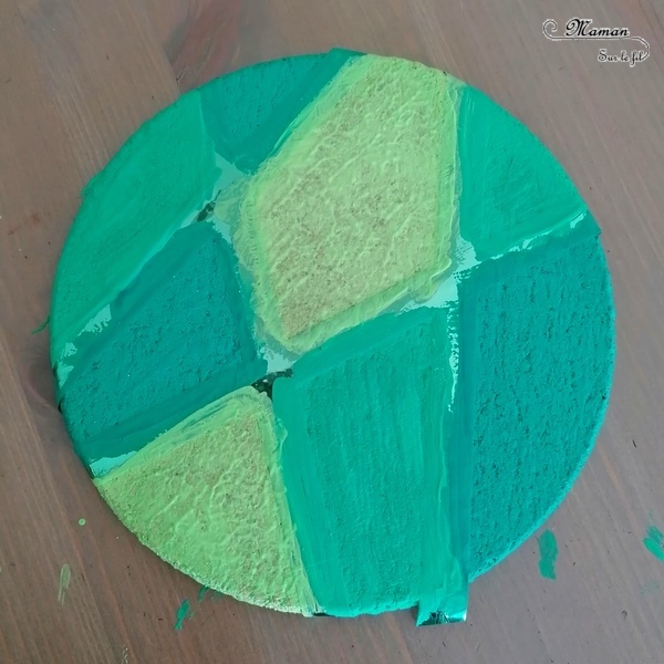 Activité créative et manuelle enfants - Grande muraille de Chine en string art sur liège - Rond de liège peint en vert de façon géométrique avec du masking tape - clous, laine et motricité fine - Monuments Asie - Créativité - Asie et Chine - Découverte d'un pays - Espace et géographie - arts visuels et atelier maternelle et Cycle 1 et 2 - mslf