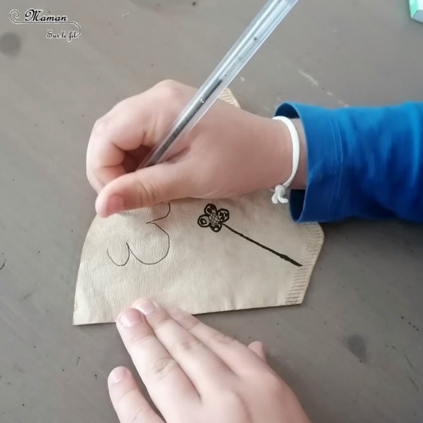 Activité créative et manuelle enfants - Dessin ou peinture sur filtres à café usagés - à la façon de Kaixuan Feng - peintre chinoise - Dessin libre, paysages, manoir hanté pour Halloween, zentangles, art-thérapie - Plage, montagne, forêt - Noir - récup' et graphisme Créativité - Asie et Chine - Découverte d'un pays et d'un artiste - Espace et géographie - arts visuels et atelier maternelle et élémentaire - Cycles 1, 2 et 3 - mslf