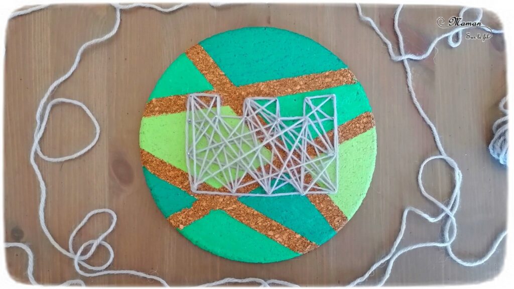 Activité créative et manuelle enfants - Grande muraille de Chine en string art sur liège - Rond de liège peint en vert de façon géométrique avec du masking tape - clous, laine et motricité fine - Monuments Asie - Créativité - Asie et Chine - Découverte d'un pays - Espace et géographie - arts visuels et atelier maternelle et Cycle 1 et 2 - mslf