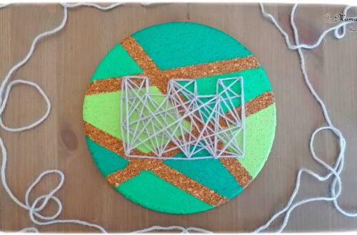 Activité créative et manuelle enfants - Grande muraille de Chine en string art sur liège - Rond de liège peint en vert de façon géométrique avec du masking tape - clous, laine et motricité fine - Monuments Asie - Créativité - Asie et Chine - Découverte d'un pays - Espace et géographie - arts visuels et atelier maternelle et Cycle 1 et 2 - mslf