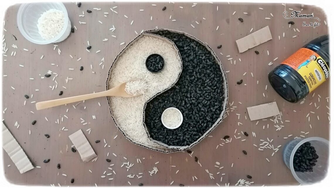 Activité créative, manuelle et sensorielle enfants - Yin et Yang chinois en carton, riz et pâtes colorées - Colore le symbole en transvasant le riz et les pâtes dans les cases et les bouchons - maniement de la cuillère - motricité fine, transvasement et créativité - Asie et Chine - Découverte d'un pays - Espace et géographie - bricolage et sensoriel - arts visuels et atelier maternelle et Cycle 2 - Emotions - mslf