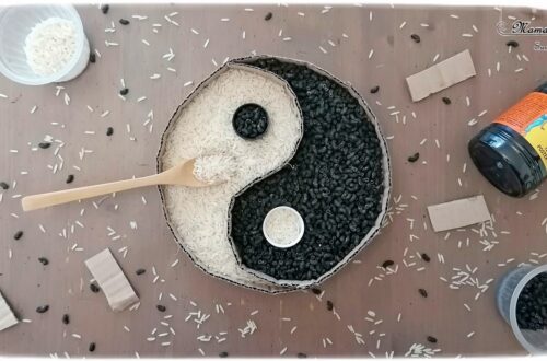 Activité créative, manuelle et sensorielle enfants - Yin et Yang chinois en carton, riz et pâtes colorées - Colore le symbole en transvasant le riz et les pâtes dans les cases et les bouchons - maniement de la cuillère - motricité fine, transvasement et créativité - Asie et Chine - Découverte d'un pays - Espace et géographie - bricolage et sensoriel - arts visuels et atelier maternelle et Cycle 2 - Emotions - mslf