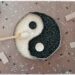 Activité créative, manuelle et sensorielle enfants - Yin et Yang chinois en carton, riz et pâtes colorées - Colore le symbole en transvasant le riz et les pâtes dans les cases et les bouchons - maniement de la cuillère - motricité fine, transvasement et créativité - Asie et Chine - Découverte d'un pays - Espace et géographie - bricolage et sensoriel - arts visuels et atelier maternelle et Cycle 2 - Emotions - mslf