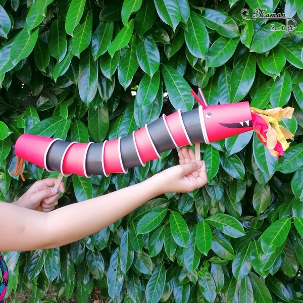 Activité créative, manuelle enfants - Bricolage ludique d'un dragon chinois articulé en gobelets en carton - Bâtonnets de glace, papier crépon, rouleau de papier toilette, verres en plastique - Marionnette à manipuler pour le nouvel an chinois - Créativité - Asie et Chine - Découverte d'un pays - Espace et géographie - arts visuels et bricolage maternelle et Cycle 2 - Récup' et recyclage - mslf