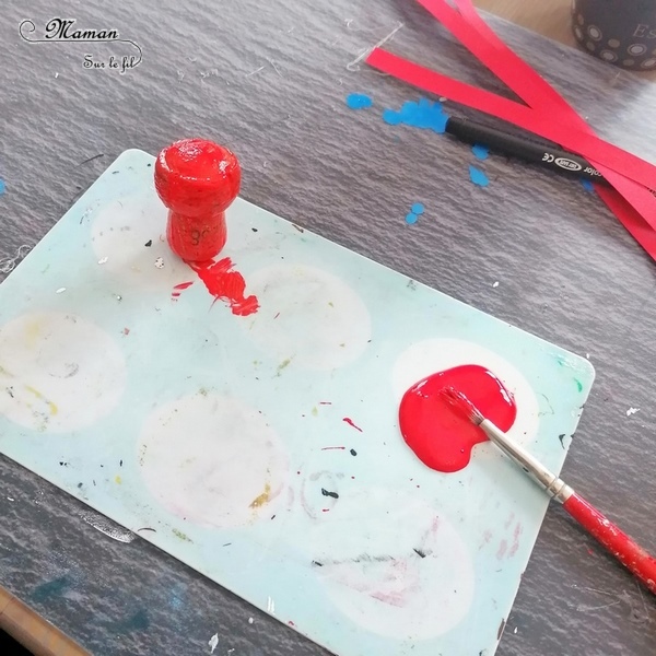 Activité créative et manuelle enfants - Pieuvre rouge en récup' - Fabriquer un poulpe avec un bouchon en liège et des bandes de papier - Peinture - Motricité fine pour papier enroulé - Graphisme pour cercles des tentacules - Bricolage rapide et facile - Yeux mobiles - Thèmes animaux marins, plage et été - Surcyclage et Créativité - arts visuels et atelier maternelle et Cycle 1 et 2 - mslf