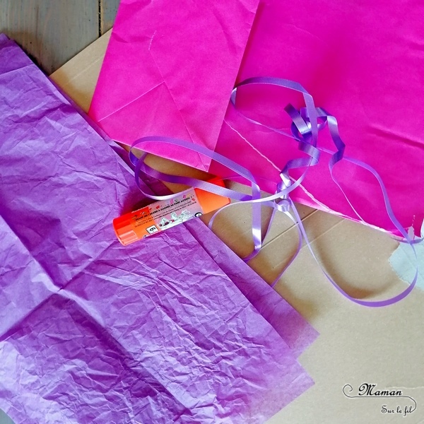 Activité créative et manuelle enfants - Méduses Girly en récup' - Fabriquer des suspensions en recyclant des emballages cadeau - Carton, papier de soir, sac kraft déchiré, ruban bolduc, laine - Rose, violet et paillettes - Yeux mobiles - Thèmes animaux marins, plage et été - - Motricité pour le déchirage et le passage de la laine, collage - Tissage - - Surcyclage et Créativité - arts visuels et atelier maternelle et Cycle 1 et 2 - mslf