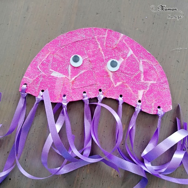 Activité créative et manuelle enfants - Méduses Girly en récup' - Fabriquer des suspensions en recyclant des emballages cadeau - Carton, papier de soir, sac kraft déchiré, ruban bolduc, laine - Rose, violet et paillettes - Yeux mobiles - Thèmes animaux marins, plage et été - - Motricité pour le déchirage et le passage de la laine, collage - Tissage - - Surcyclage et Créativité - arts visuels et atelier maternelle et Cycle 1 et 2 - mslf