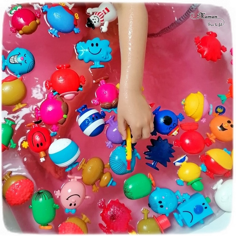 Activité pédagogique et ludique enfants - bain sensoriel sur le thème des Monsieur Madame - Boule de bain et jeu DIY - Qui est-ce Monsieur madame pour travailler vocabulaire et langage oral - Question - Formes et couleurs - Logique - Jeu, imagination, invitation à jouer -- motricité fine avec épuisette - mslf