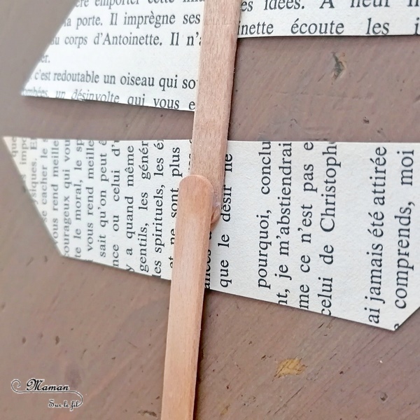 Activité créative et manuelle enfants - Fabriquer un bateau qui navigue sur la mer - Récup', papier déchiré, graphisme - Papier couleur Kraft, récup' de chutes de papier cadeau, bateau avec des pages de livre et un bâtonnet de glace en bois - dessins sur les vagues - navire qui coulisse pour naviguer sur les vagues - Thèmes océans, véhicules, été - Recyclage, surcyclage et Créativité - arts visuels et atelier maternelle et Cycle 1 et 2 - mslf