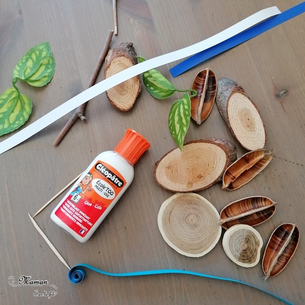 Activité créative et manuelle enfants - Fabriquer un tableau en 3D avec bateaux Nature sur vagues en quilling - Radeaux en Land art avec Loose part : rondins, feuilles, branches - spirales bleues et blanches pour les vagues de l'océan - mer et été - Relief et motricité fine - Bricolage en Récup' - Véhicules, été - Recyclage, surcyclage et Créativité - arts visuels et atelier maternelle et Cycle 1, 2 et 3 - mslf