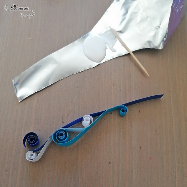 Activité créative et manuelle enfants - Fabriquer un tableau en 3D avec bateaux Nature sur vagues en quilling - Radeaux en Land art avec Loose part : rondins, feuilles, branches - spirales bleues et blanches pour les vagues de l'océan - mer et été - Relief et motricité fine - Bricolage en Récup' - Véhicules, été - Recyclage, surcyclage et Créativité - arts visuels et atelier maternelle et Cycle 1, 2 et 3 - mslf