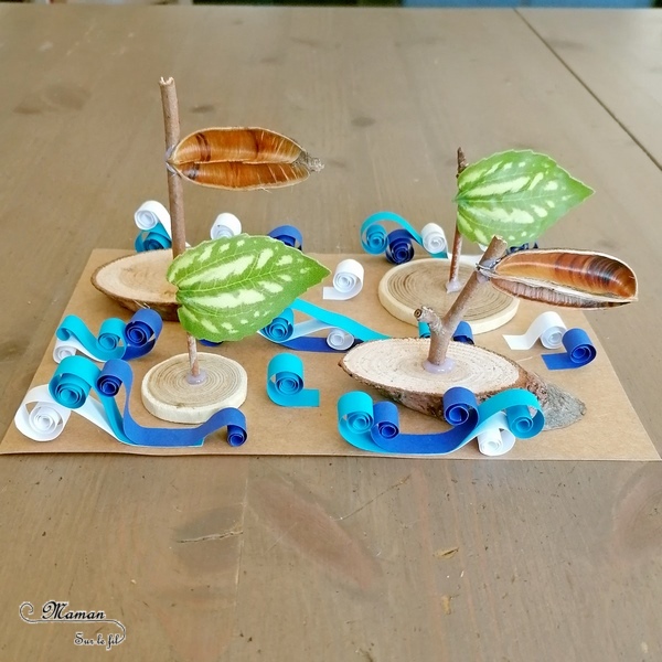 Activité créative et manuelle enfants - Fabriquer un tableau en 3D avec bateaux Nature sur vagues en quilling - Radeaux en Land art avec Loose part : rondins, feuilles, branches - spirales bleues et blanches pour les vagues de l'océan - mer et été - Relief et motricité fine - Bricolage en Récup' - Véhicules, été - Recyclage, surcyclage et Créativité - arts visuels et atelier maternelle et Cycle 1, 2 et 3 - mslf