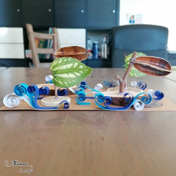 Activité créative et manuelle enfants - Fabriquer un tableau en 3D avec bateaux Nature sur vagues en quilling - Radeaux en Land art avec Loose part : rondins, feuilles, branches - spirales bleues et blanches pour les vagues de l'océan - mer et été - Relief et motricité fine - Bricolage en Récup' - Véhicules, été - Recyclage, surcyclage et Créativité - arts visuels et atelier maternelle et Cycle 1, 2 et 3 - mslf