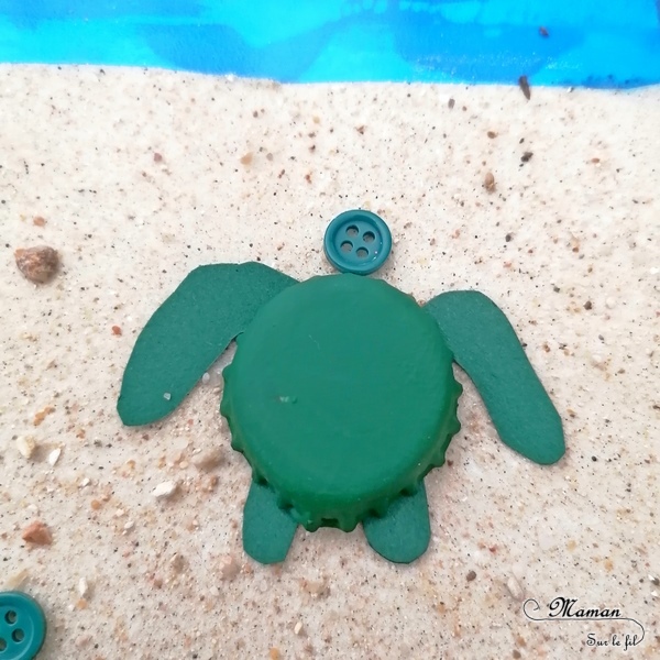 Activité créative et manuelle enfants - Tortues marines sur la plage en récup' - Peinture, découpage et collage - Recyclage de sable, de pochette plastique bleue, de capsules de bière, de boutons et de chutes de papier - Thèmes animaux marins, plage, mer, océan, été - Surcyclage et Créativité - arts visuels et atelier maternelle et Cycle 1 et 2 - mslf