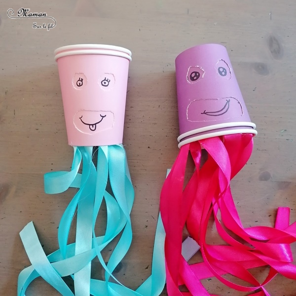 Activité créative et manuelle enfants - Jeu DIY rigolo - Des méduses en gobelets qui changent de visage, yeux et bouches - Verres en carton qui tournent - tentacules en rubans - dessin - Travail sur les émotions possibles - Créativité - arts visuels et atelier maternelle et élémentaire - Cycle 1 ou 2 - Animaux marins et mer, océans ou été - mslf