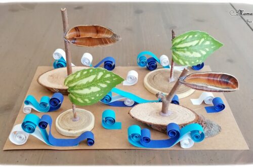 Activité créative et manuelle enfants - Fabriquer un tableau en 3D avec bateaux Nature sur vagues en quilling - Radeaux en Land art avec Loose part : rondins, feuilles, branches - spirales bleues et blanches pour les vagues de l'océan - mer et été - Relief et motricité fine - Bricolage en Récup' - Véhicules, été - Recyclage, surcyclage et Créativité - arts visuels et atelier maternelle et Cycle 1, 2 et 3 - mslf