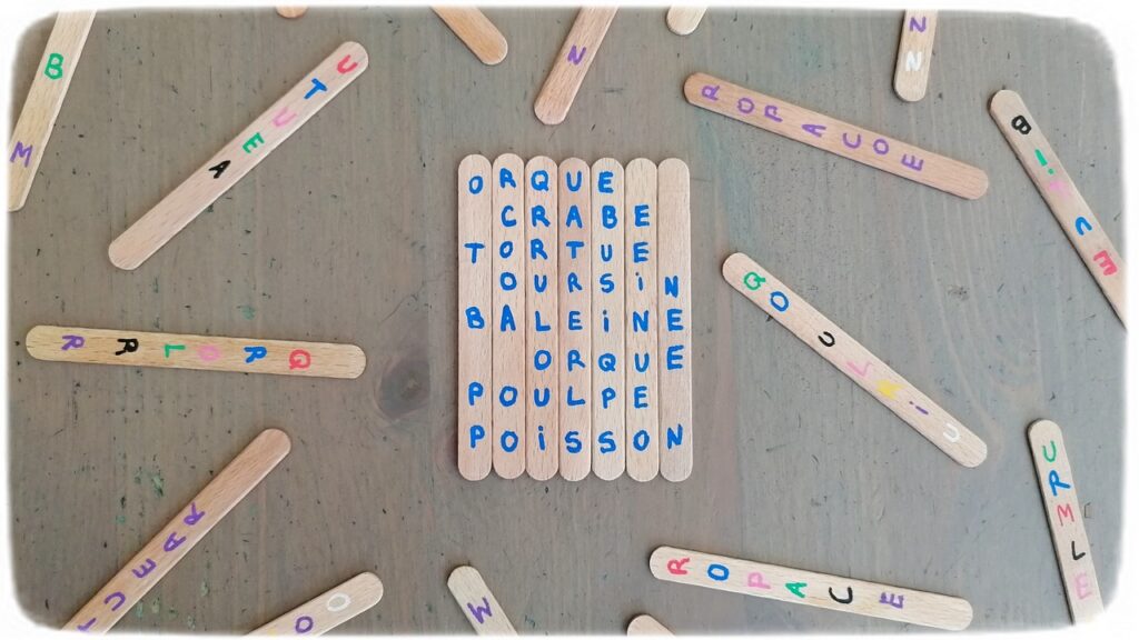 Activité créative et manuelle enfants - Pédagogique et éducative - Fabriquer Jeu DIY - Puzzles type Mots croisés Fait maison - Récup' Bâtonnets de glace en bois - Puzzles Type Mots croisés - Reconstitue les mots - Casse-tête et logique - Lecture et vocabulaire - Thèmes animaux marins, plage et été - Surcyclage et Créativité - arts visuels et atelier Cycles 2 et 3 - mslf