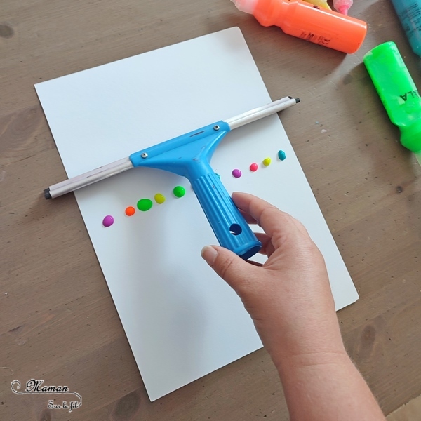 Activité créative et manuelle enfants - Crayons de couleur en peinture à la raclette - Points de peinture fluo étalés à la raclette à vitre, avec une règle ou même un bout de carton - Lettres en bois et graphisme noir pour souhaiter une bonne rentrée scolaire - Dessin - Ecole - Créativité - arts visuels et atelier maternelle et élémentaire - Cycle 1 ou 2 - mslf