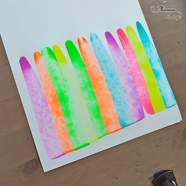 Activité créative et manuelle enfants - Crayons de couleur en peinture à la raclette - Points de peinture fluo étalés à la raclette à vitre, avec une règle ou même un bout de carton - Lettres en bois et graphisme noir pour souhaiter une bonne rentrée scolaire - Dessin - Ecole - Créativité - arts visuels et atelier maternelle et élémentaire - Cycle 1 ou 2 - mslf