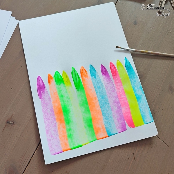 Activité créative et manuelle enfants - Crayons de couleur en peinture à la raclette - Points de peinture fluo étalés à la raclette à vitre, avec une règle ou même un bout de carton - Lettres en bois et graphisme noir pour souhaiter une bonne rentrée scolaire - Dessin - Ecole - Créativité - arts visuels et atelier maternelle et élémentaire - Cycle 1 ou 2 - mslf