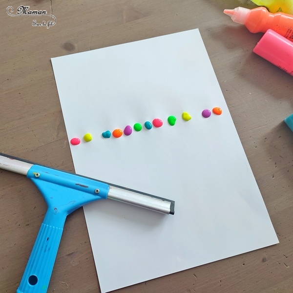 Activité créative et manuelle enfants - Crayons de couleur en peinture à la raclette - Points de peinture fluo étalés à la raclette à vitre, avec une règle ou même un bout de carton - Lettres en bois et graphisme noir pour souhaiter une bonne rentrée scolaire - Dessin - Ecole - Créativité - arts visuels et atelier maternelle et élémentaire - Cycle 1 ou 2 - mslf