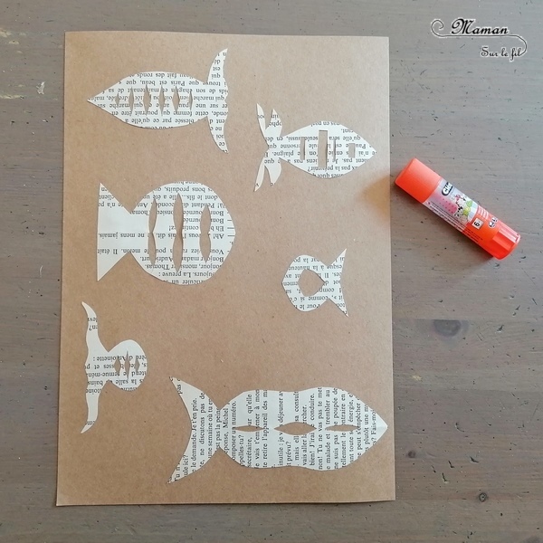 Activité créative et manuelle enfants - Poissons découpés dans une page de livre - Pliage et collage sur une feuille couleur Kraft - Carton - Dessin et Graphisme - Vagues et bulles d'eau blanches - Thèmes animaux marins, océans, mer et poisson d'avril - été - Surcyclage et Créativité - arts visuels et atelier maternelle, Cycle 1 et 2 - mslf