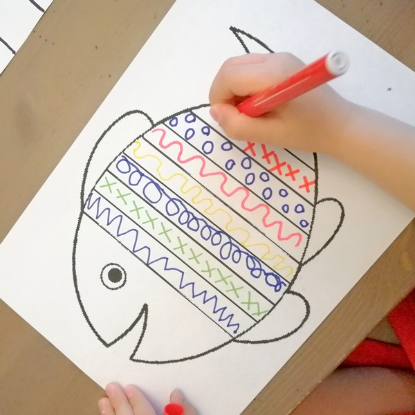 Activité créative et manuelle enfants et adultes - Poissons graphiques aux dés - Lance les dés, repère le graphisme et la couleur et décore le poisson -Dessin et Graphisme - Mathématiques, chiffres, nombres, constellations des dés, connaissances des couleurs, dénombrement de 1 à 6 - Créativité - arts visuels et atelier maternelle et élémentaire - adaptable pour Cycle 1 et 2 - Animaux marins et mer ou été - mslf